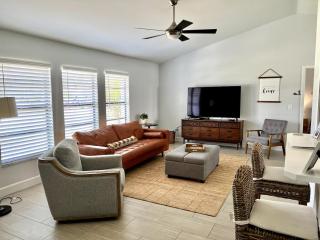 The Annabelle-- Bright 4 Bedroom Home, Heated Pool - 7