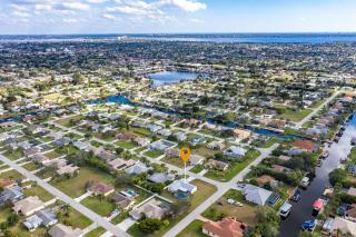 The Annabelle-- Bright 4 Bedroom Home, Heated Pool - 3