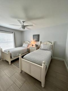 The Annabelle-- Bright 4 Bedroom Home, Heated Pool - 2