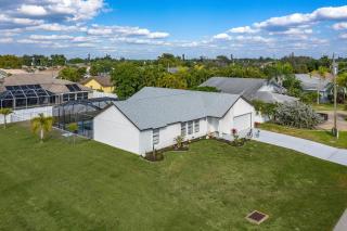 The Annabelle-- Bright 4 Bedroom Home, Heated Pool - 1