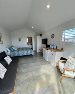 Modern & Central 'Nautical' Chalet - Mangawhai Heads - 9