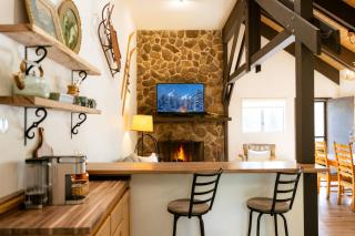 Tallwood Cabin A Treetop Mountain Retreat - 3