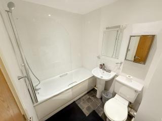 Stylish 2-Bed Apartment in Central Bolton - 6
