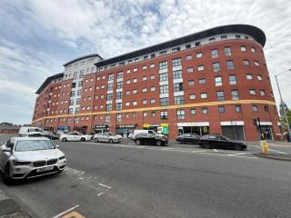 Stylish 2-Bed Apartment in Central Bolton - 5