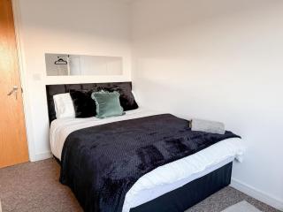 Stylish 2-Bed Apartment in Central Bolton - 2