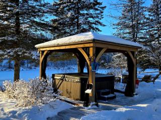 Chalet en Bois Rond au bord de l'eau - spa privé & billard - Mauricie, Portneuf - Québec - 2