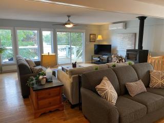 Tait Lake Retreat - Luxury Lakeside Home - 2