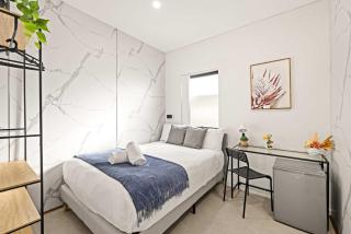 Charming Guildford Retreat - Bright Double Room Close to Green Spaces & Local Eats - Shared Bathroom - 0