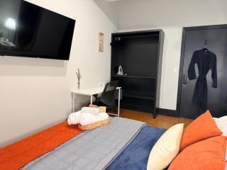 Bright & New Room Shared Apartment NYC Bus - 3