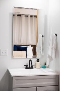 Chic & Cozy Condo in Manhattan with Free Parking & WiFi - 4