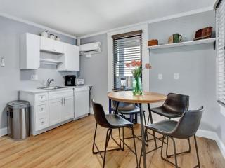 Ebb & Flow Apartment House - 2