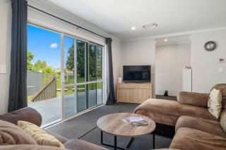 Hamurana Hotspot - Walk to the Lake & Golf Course - 4