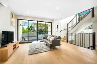 Central Mount Waverley Townhouse with parking - 9
