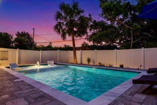 Quaint Cottage in a South Sarasota Neighborhood - 8