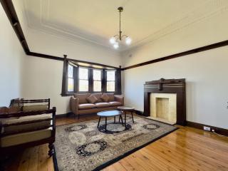 Elegant House 4 Bedrooms Walk Rail - 4