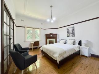 Elegant House 4 Bedrooms Walk Rail - 7