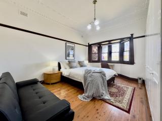 Elegant House 4 Bedrooms Walk Rail - 9