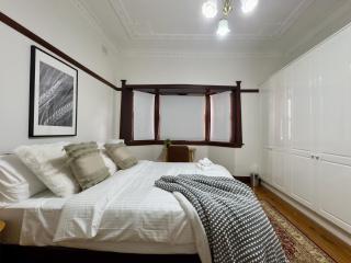 Elegant House 4 Bedrooms Walk Rail - 1