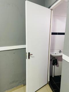 Gold Crown One Bedroom Self-Catering Apartment With NetFlix & YouTube - 9