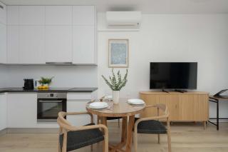 Comfortable Apartment with Air Conditioning and a Parking Space by Noclegi Renters - 3