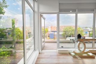 Glam by the Hollywood Sign 2 Bed Apt WITH FREE EV PARKING, Pool, Gym - 9