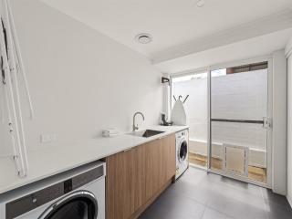 Seastream Haven - Stylish Coastal Escape with Garden - 2