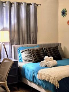 Near the Strip, Smart TVs, WiFi, private garage and backyard - 2
