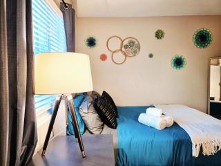 Near the Strip, Smart TVs, WiFi, private garage and backyard - 1