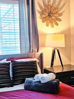 Near the Strip, Smart TVs, WiFi, private garage and backyard - 5