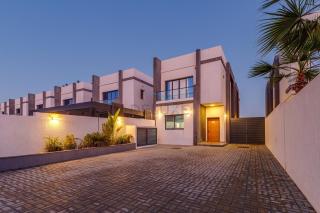 Grand 4BR Villa with Majestic Mountain and Sea Views, Assistant Room, and Private Pool, Just a Few Minutes Drive from Fujairah Finest Beaches and Camping Sites, Al Dana Island, Fujairah by Deluxe Holiday Homes - 8