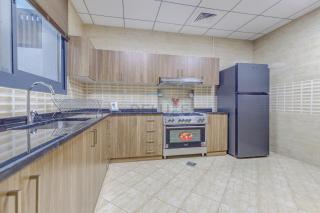 Grand 4BR Villa with Majestic Mountain and Sea Views, Assistant Room, and Private Pool, Just a Few Minutes Drive from Fujairah Finest Beaches and Camping Sites, Al Dana Island, Fujairah by Deluxe Holiday Homes - 7