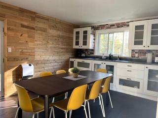 Spacious Lakeside Cottage with Games Room and Firepit, Walking Distance to Beach and Marina, Lion's Head, Ontario - 8