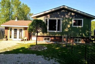 Spacious Lakeside Cottage with Games Room and Firepit, Walking Distance to Beach and Marina, Lion's Head, Ontario - 0