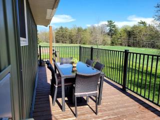 Spacious Lakeside Cottage with Games Room and Firepit, Walking Distance to Beach and Marina, Lion's Head, Ontario - 7
