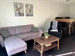 Spacious Lakeside Cottage with Games Room and Firepit, Walking Distance to Beach and Marina, Lion's Head, Ontario - 6