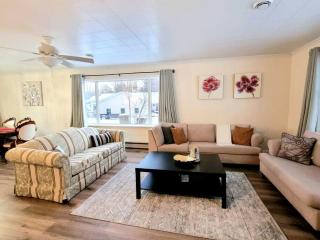 Renovated Waterfront Cottage with Stunning Crowe Lake Views, Dock & Firepit, Relaxing Retreat Near Marmora, Ontario - 9