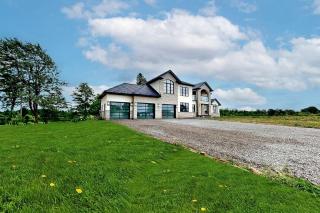 Luxurious Chalet with Stunning Niagara River Views near Niagara Falls, Fort Erie Ontario - 1