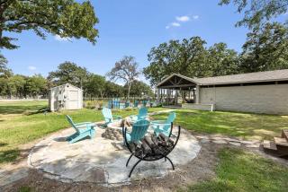 Modern Farmhouse Cargo Home Retreat with Pool & Goats near Houston in Hempstead, Texas - 8