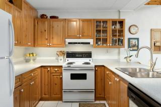 Charming Waterfront Cottage with Private Dock on Peaceful Otter Lake near Huntsville, Ontario - 7