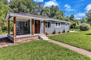 Charming Cottage with Spacious Backyard and Covered Porches Near Downtown Black Mountain, NC - Black Mountain - 0