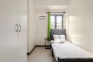 Near SM BF & Shopwise SLEX Accessible 2BR for 4 - 6