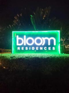 Near SM BF & Shopwise SLEX Accessible 2BR for 4 - 5