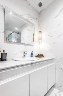 Stylish 3BR, 2BA with Pool View - 9