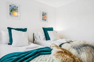 Windrush Court, The Spacious & Comfy 3BR House By AltoLuxo Short Lets & Serviced Accommodation With Free WiFi & Parking - 9