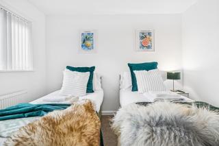 Windrush Court, The Spacious & Comfy 3BR House By AltoLuxo Short Lets & Serviced Accommodation With Free WiFi & Parking - 8