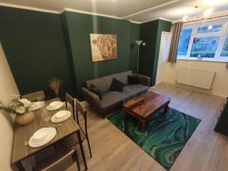 #85 Stylish Salford Apartment Free Parking Sleeps 6 - 0