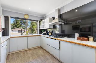 The Belmont Escape Pool, Fire Pit & Family Fun - 9