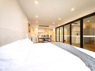 Box Hill Core Hotel Style Double Suite High-End Furniture Double King Bed Super Large Space - 2