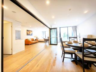 Box Hill Core Hotel Style Double Suite High-End Furniture Double King Bed Super Large Space - 8