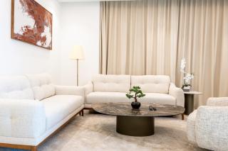 Aarna Signature holiday home - Modern 2BR With Full sea view -High floor - 8